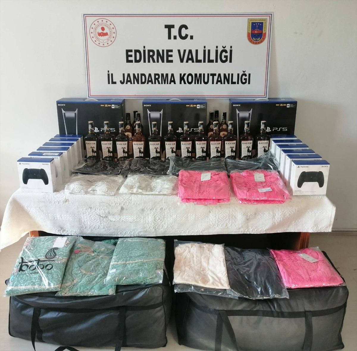 Edirne\'de düzenlenen kaçakçılık operasyonlarında 6 şüpheli gözaltına alındı