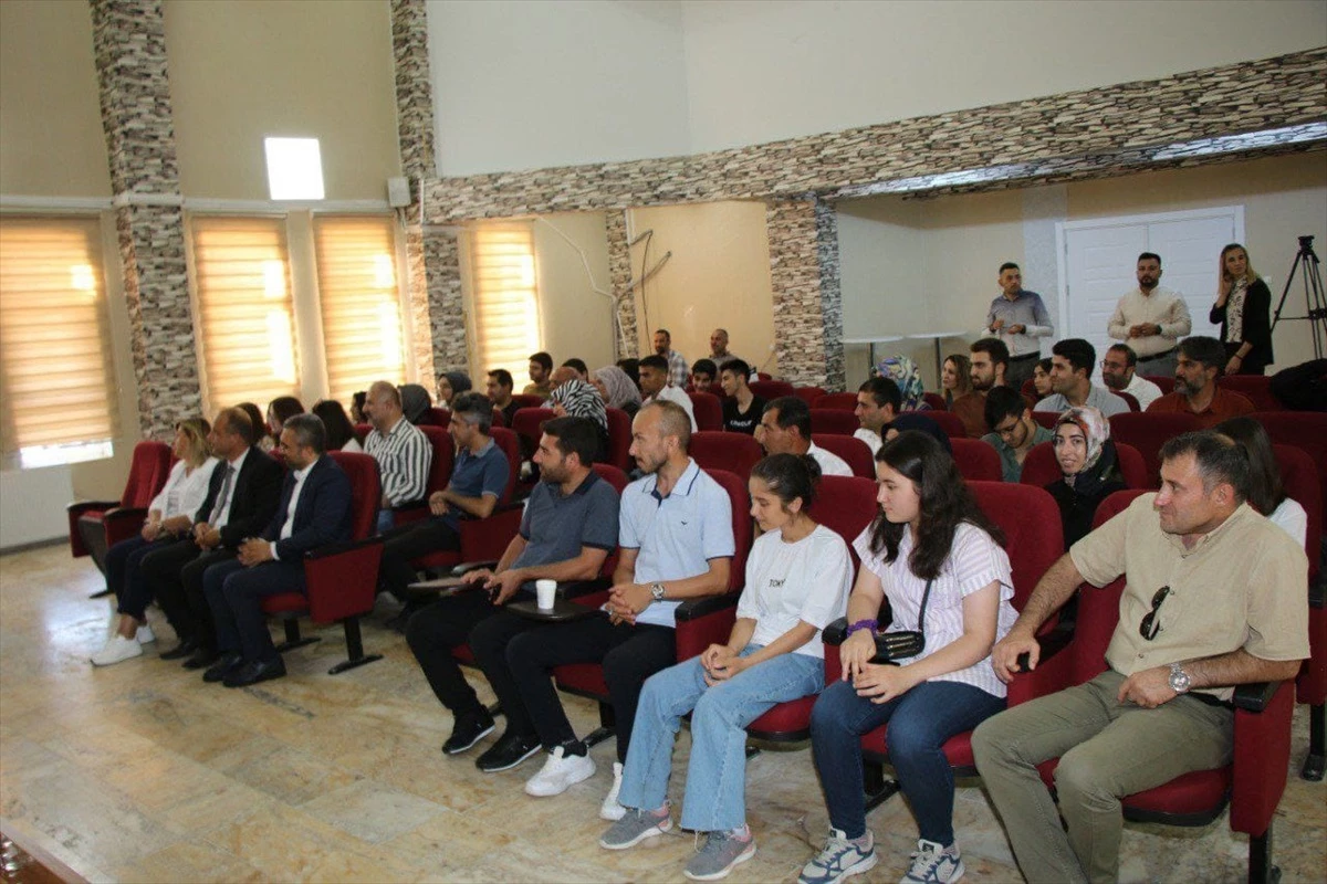 Van\'ın Edremit Belediye Başkanı İsmail Say, YKS\'de derece elde eden öğrencileri ödüllendirdi