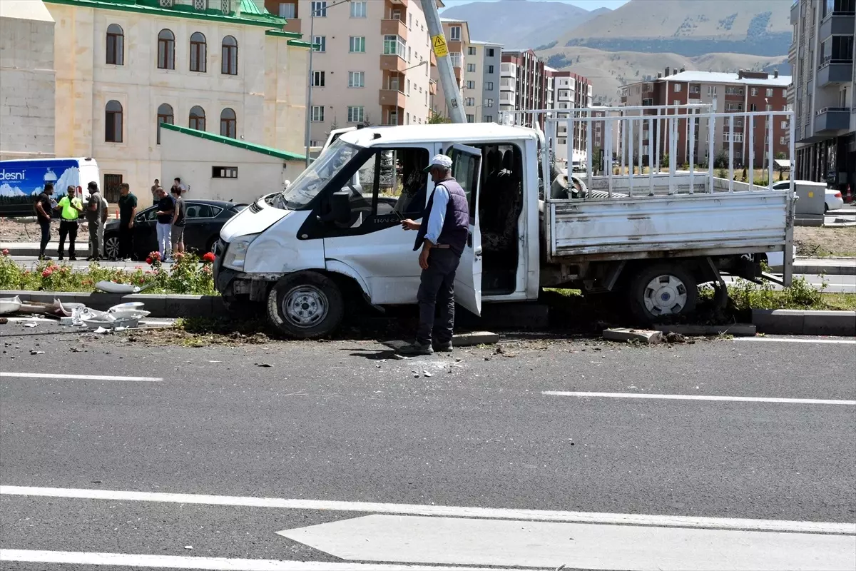 Erzurum\'da Kamyonetle Otomobil Çarpıştı: 2 Yaralı