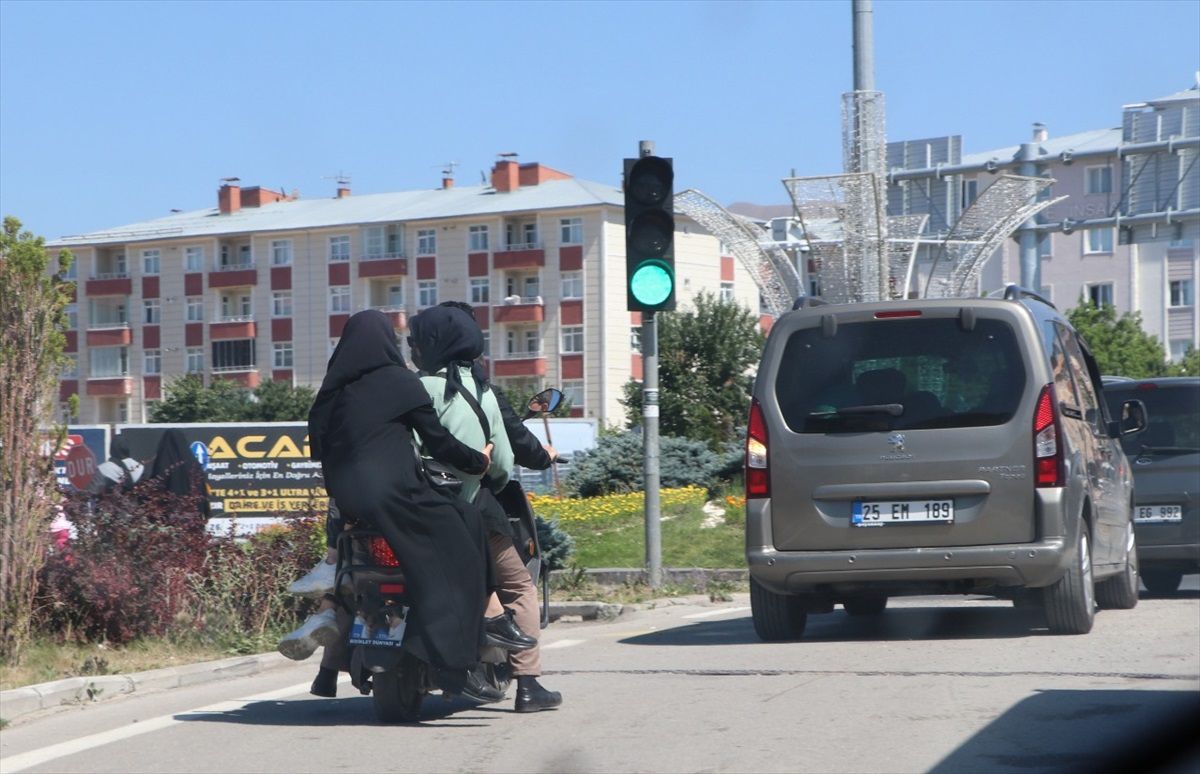 Erzurum\'da Tehlikeli Yolculuk: Mobilet Üzerinde 4 Kişi