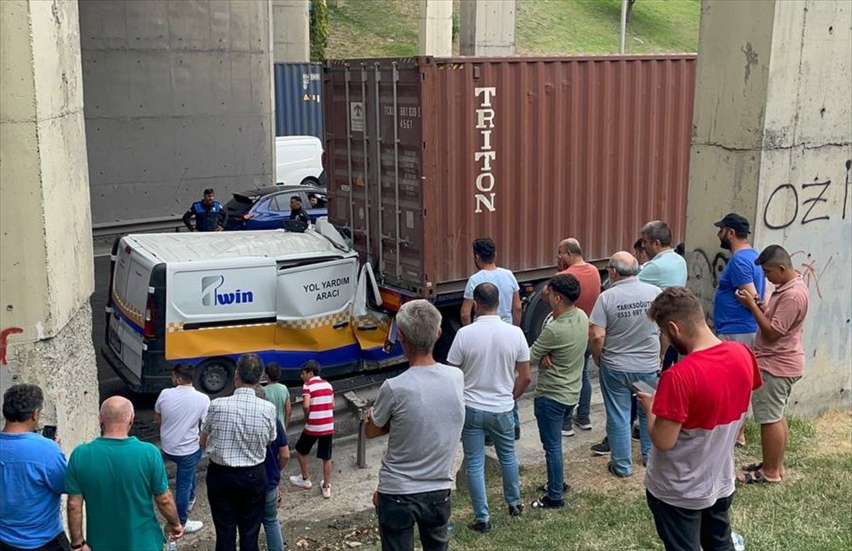 Esenyurt\'ta arıza yapan tıra çarpan minibüsün sürücüsü yaralandı