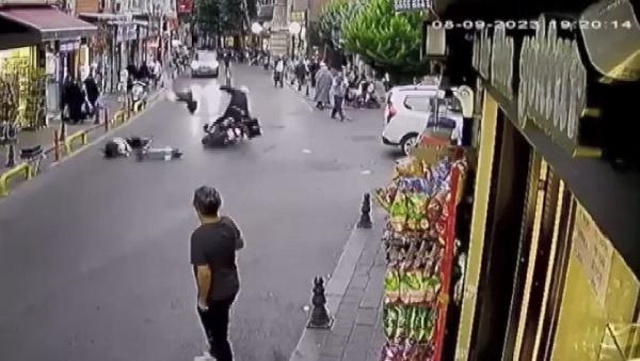 Skuterla motosiklet çarpıştı, 2 kız çocuğu takla atıp yere savruldu! Kaza anbean kamerada Skuterla motosiklet çarpıştı, 2 kız çocuğu takla atıp yere savruldu! Kaza anbean kamerada
