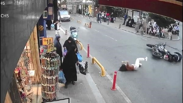 Skuterla motosiklet çarpıştı, 2 kız çocuğu takla atıp yere savruldu! Kaza anbean kamerada Skuterla motosiklet çarpıştı, 2 kız çocuğu takla atıp yere savruldu! Kaza anbean kamerada