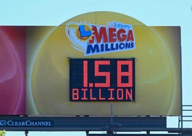 Florida bileti sahibi, loto tarihindeki en büyük toplam olan 1.58 MİLYAR dolarlık ödüllerden birini kazandı.