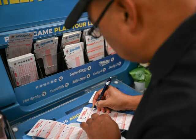 Florida bileti sahibi, loto tarihindeki en büyük toplam olan 1.58 MİLYAR dolarlık ödüllerden birini kazandı.