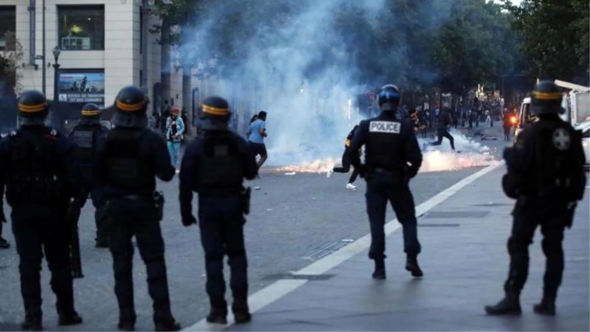 Fransa\'da protesto gösterileri sırasında motorlu kurye ölümüyle ilgili polis memurları gözaltına alındı