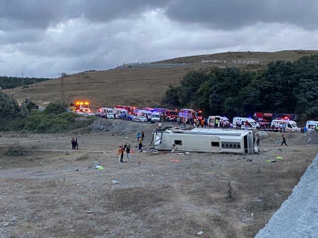İstanbul Havalimanı'nda çalışan personelleri taşıyan servis aracı şarampole yuvarlandı: 27 yaralı İstanbul Havalimanı'nda çalışan personelleri taşıyan servis aracı şarampole yuvarlandı: 27 yaralı