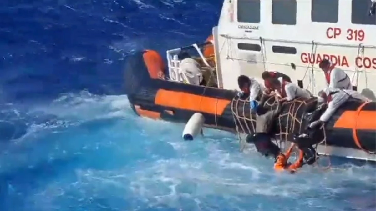 İtalya\'da düzensiz göçmenleri taşıyan tekne battı: 41 kişi hayatını kaybetti