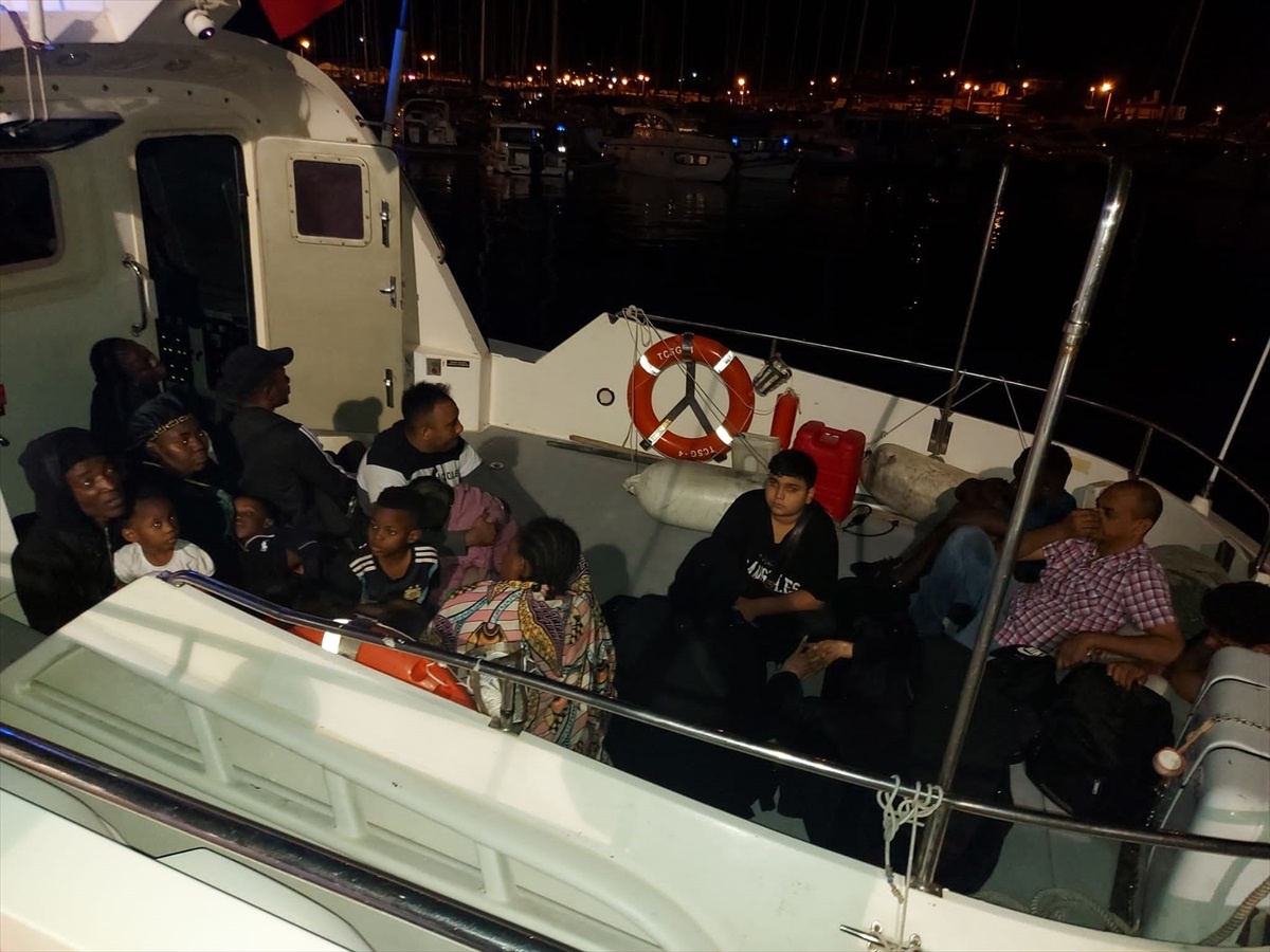 İzmir açıklarında Yunanistan unsurlarınca geri itilen lastik botlardaki 67 düzensiz göçmen kurtarıldı