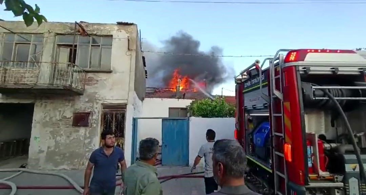 Bergama\'da çıkan yangın 4 eve sıçradı
