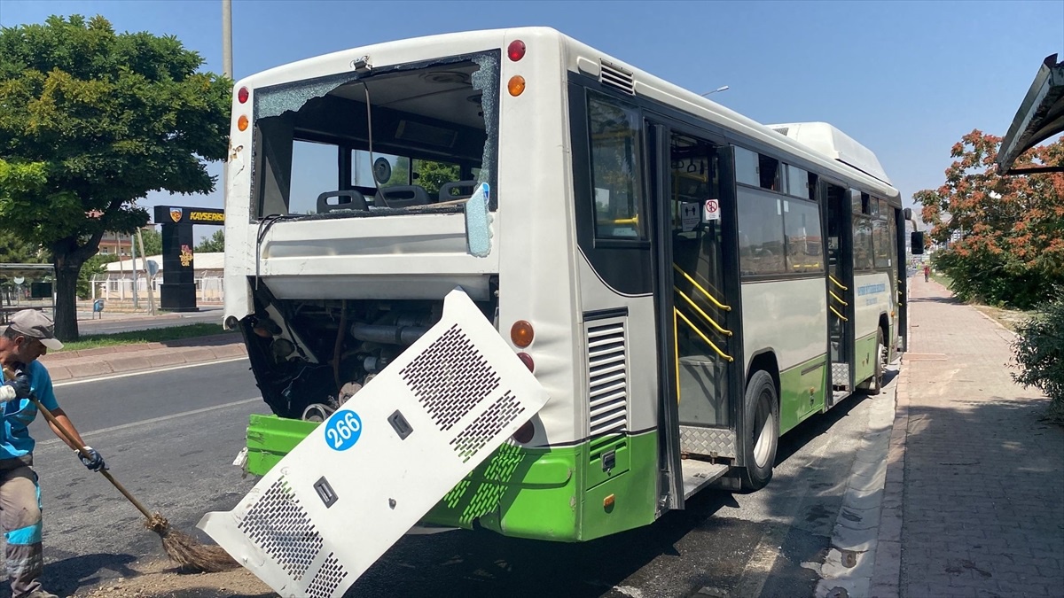 Kayseri\'de halk otobüsü ile kamyonet çarpıştı, 5 kişi yaralandı