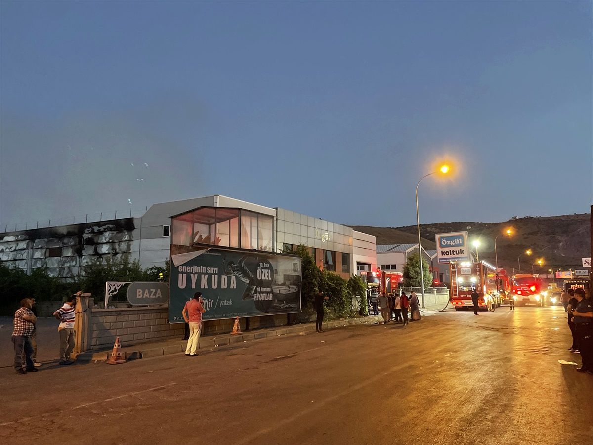 Kayseri\'de Mobilya Fabrikasında Çıkan Yangın Söndürüldü