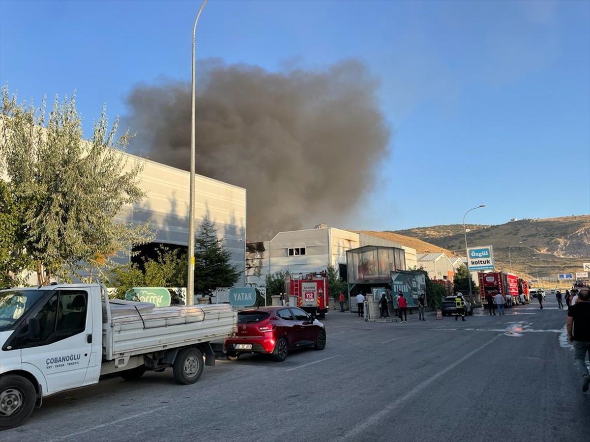Kayseri\'de mobilya fabrikasında çıkan yangına müdahale ediliyor