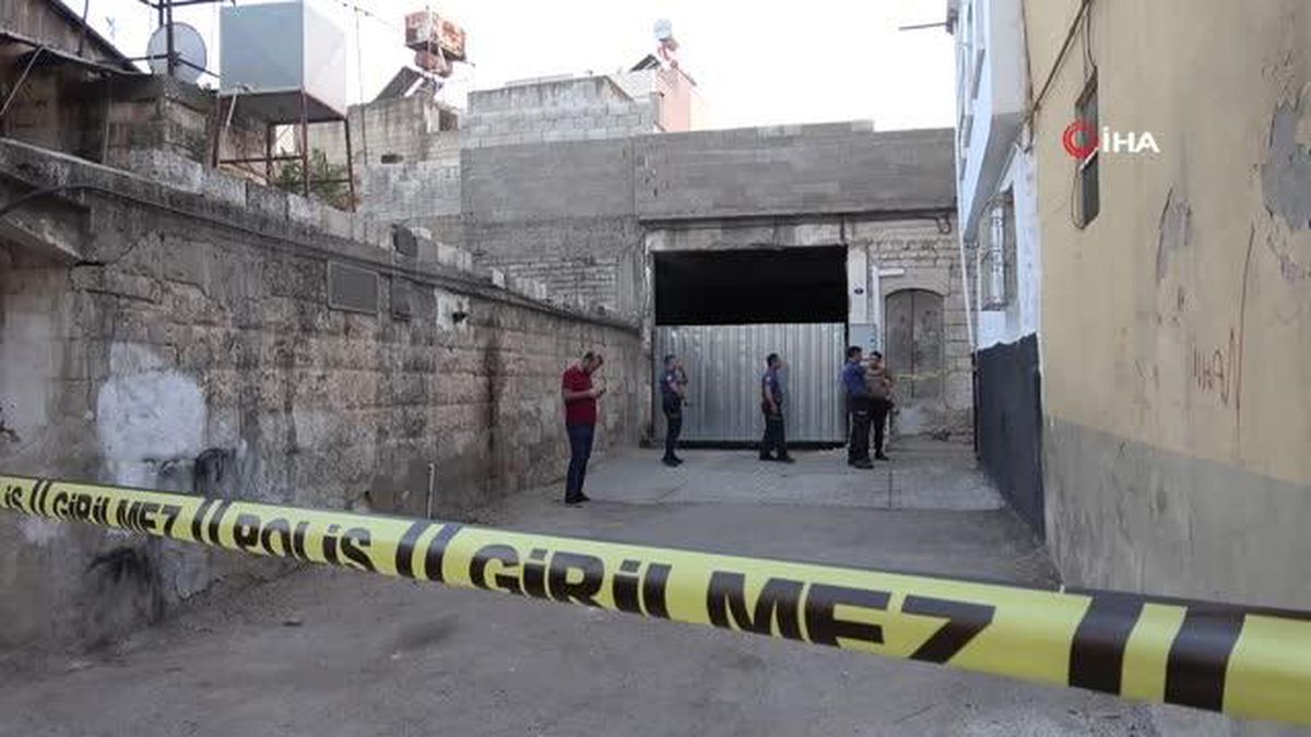 Kilis\'te ağır hasarlı 2 katlı binanın duvarı kendiliğinden çöktü