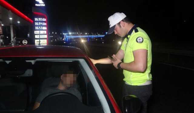 Kimi otomobil salladı, kimi cama vurdu! Sürücü 3 saatin ardından güçlükle uyandı Kimi otomobil salladı, kimi cama vurdu! Sürücü 3 saatin ardından güçlükle uyandı