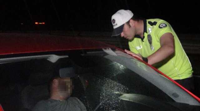Kimi otomobil salladı, kimi cama vurdu! Sürücü 3 saatin ardından güçlükle uyandı Kimi otomobil salladı, kimi cama vurdu! Sürücü 3 saatin ardından güçlükle uyandı