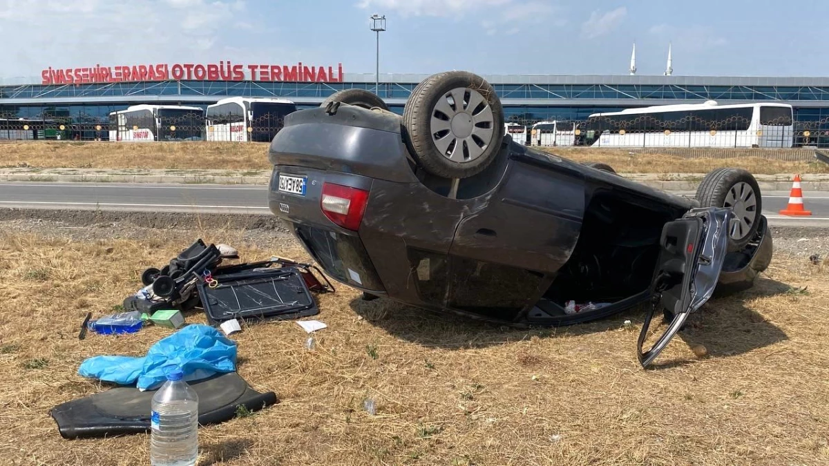 Sivas\'ta Trafik Kazasında Araç Ters Döndü, Kadın Sürücü Yaralandı