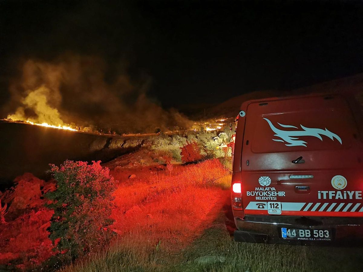 Malatya\'da Dağlık Alanda Orman Yangını