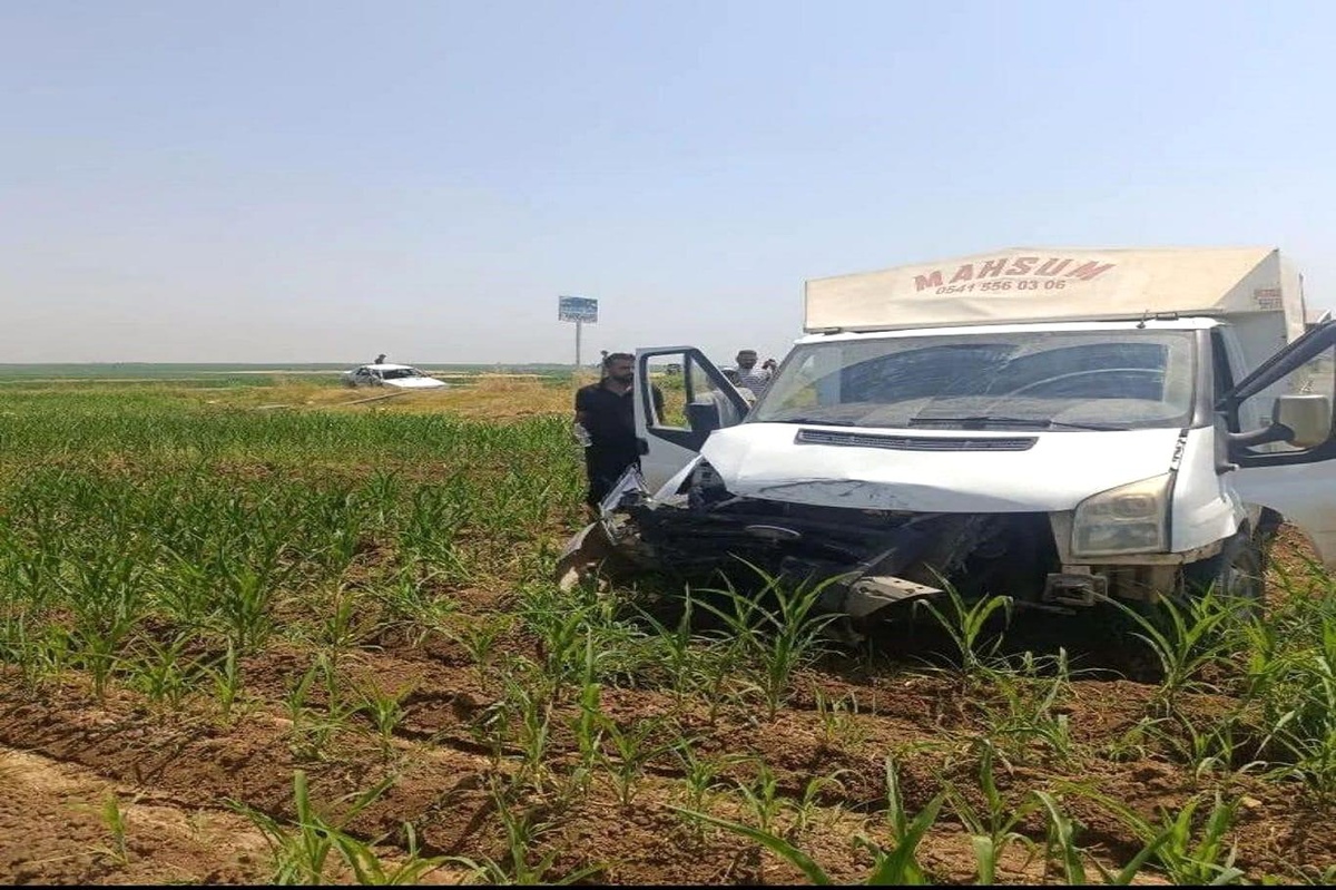Mardin\'de Ticari Araçla Otomobil Kaza Yaptı: 1\'i Ağır, 3 Yaralı