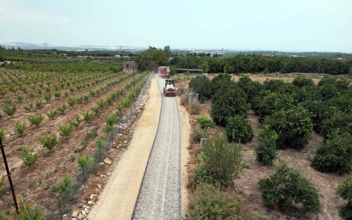 Mersin Akdeniz ilçesinde bahçe yollarına soğuk asfalt uygulandı