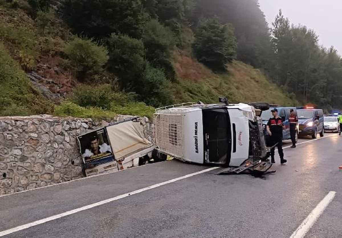 İnegöl\'de mevsimlik tarım işçilerini taşıyan minibüs devrildi: 10 yaralı