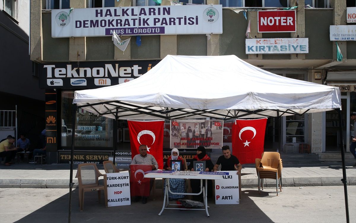 Muş\'ta Aileler HDP İl Başkanlığı Önünde Oturma Eylemi Yaptı