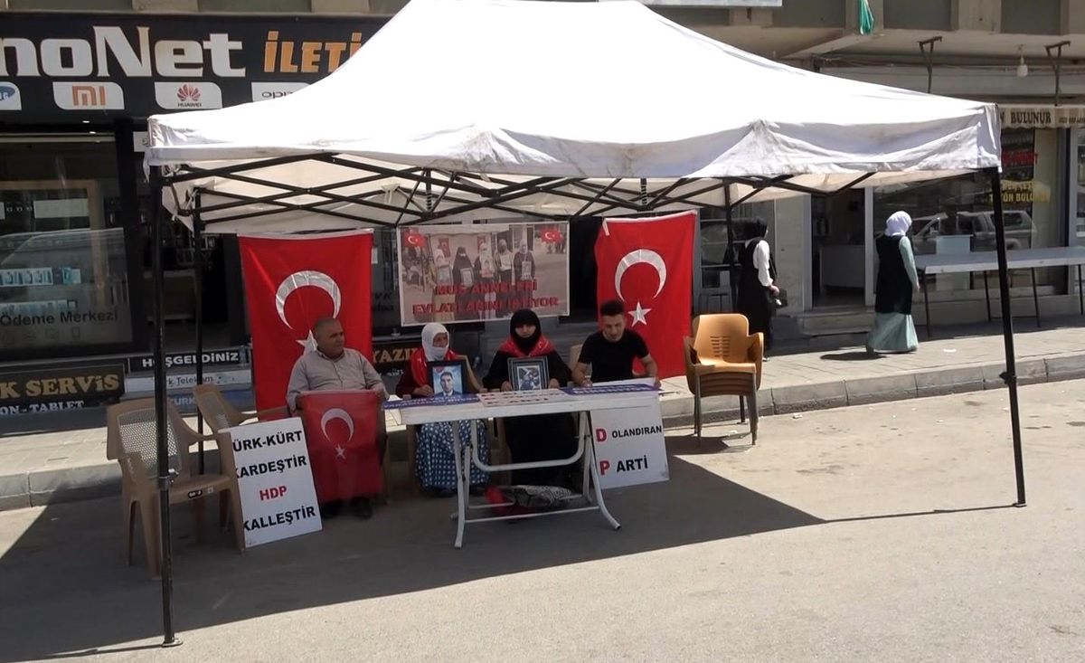 Muş\'ta Ailelerin HDP İl Başkanlığı Önündeki Evlat Nöbeti Sürüyor