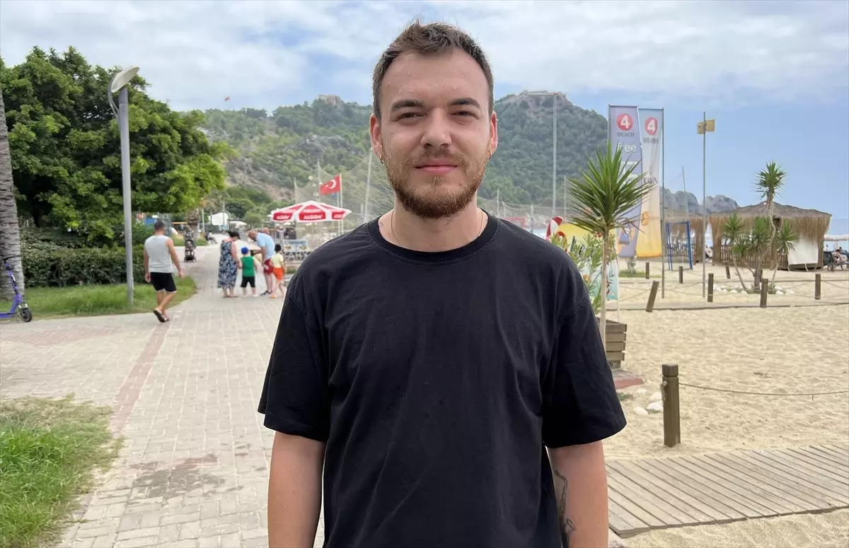 Müzisyen Ahmet Kuram, yamaç paraşütü yaparken enstrüman çaldı