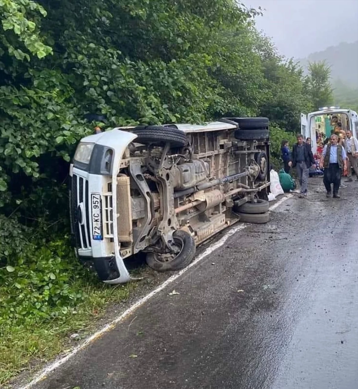 Ordu\'da mevsimlik tarım işçilerini taşıyan minibüs devrildi, 8 kişi yaralandı