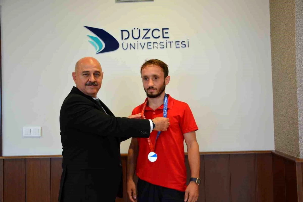 Düzce Üniversitesi Spor Bilimleri Fakültesi Mezunu Mehmet Demirci Rektörü Ziyaret Etti