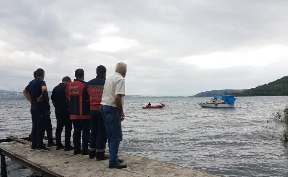 Sapanca Gölü\'nde Tekne Mahsur Kalan 3 Kişi Kurtarıldı