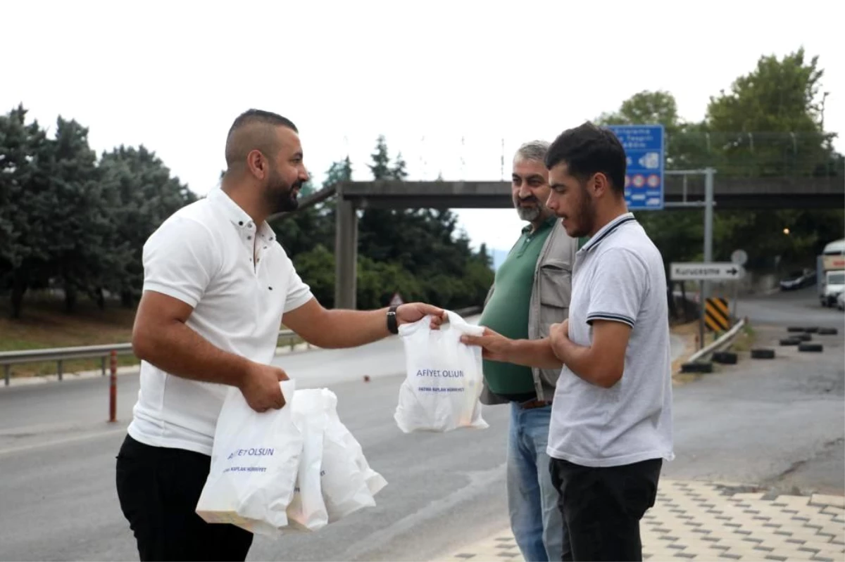 İzmit Belediyesi Çınar ekibi, vatandaşlara ikramda bulunuyor