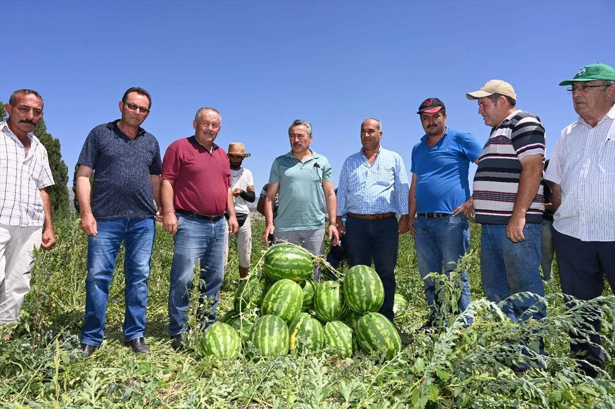 Seydişehir Belediye Başkanı Mehmet Tutal, Karpuz Hasadı Yapan Çiftçileri Ziyaret Etti