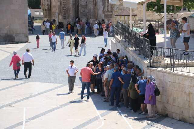 Sıcaktan kavrulan Sivas'ta 'Selanik' isimli yün içlik giyen vatandaş görenleri şaşırttı