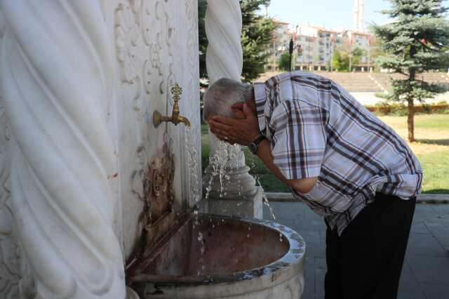 Sıcaktan kavrulan Sivas'ta 'Selanik' isimli yün içlik giyen vatandaş görenleri şaşırttı