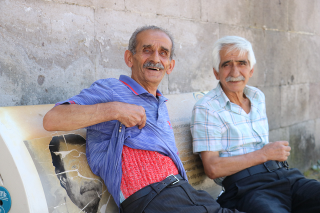 Sıcaktan kavrulan Sivas'ta 'Selanik' isimli yün içlik giyen vatandaş görenleri şaşırttı