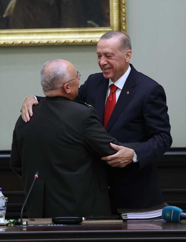 Son kez MGK toplantısına katılan Kara Kuvvetleri Komutanı Orgeneral Musa Avsever, duygulanıp Cumhurbaşkanı Erdoğan'a sarıldı