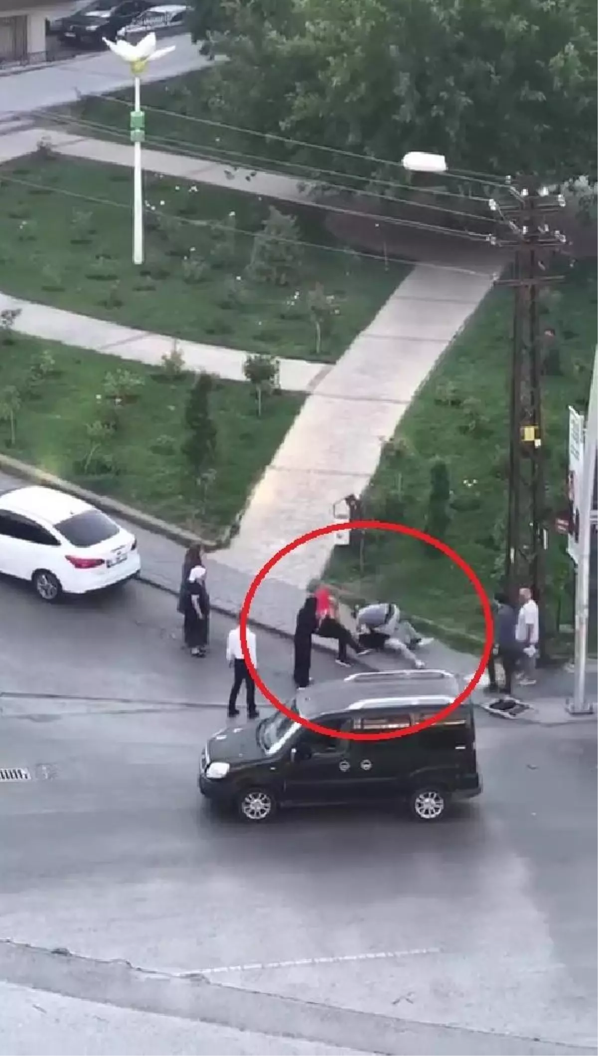 Keçiören'de trafik kazası sonrası çıkan kavga cep telefonu kamerasına yansıdı