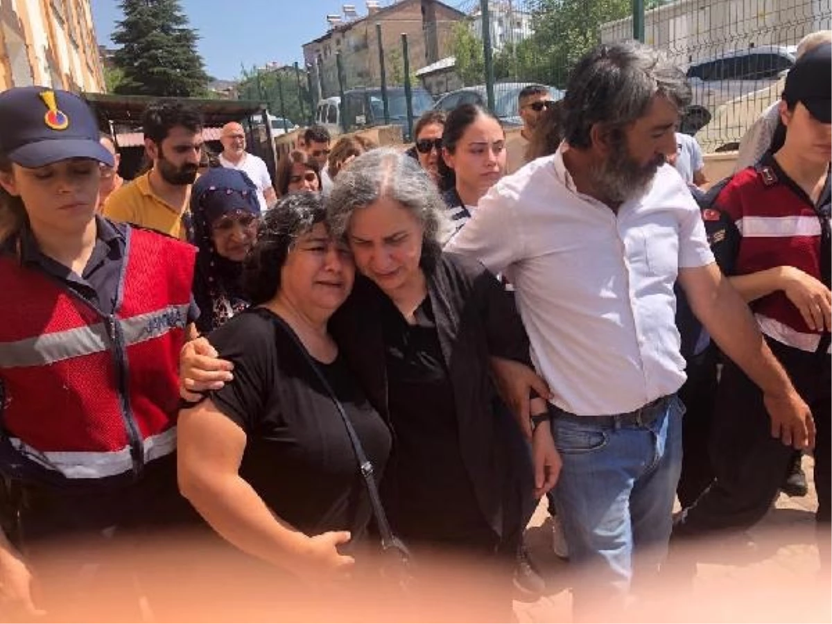 Eski Diyarbakır Büyükşehir Belediye Başkanı Gültan Kışanak, ablasının cenazesine katıldı