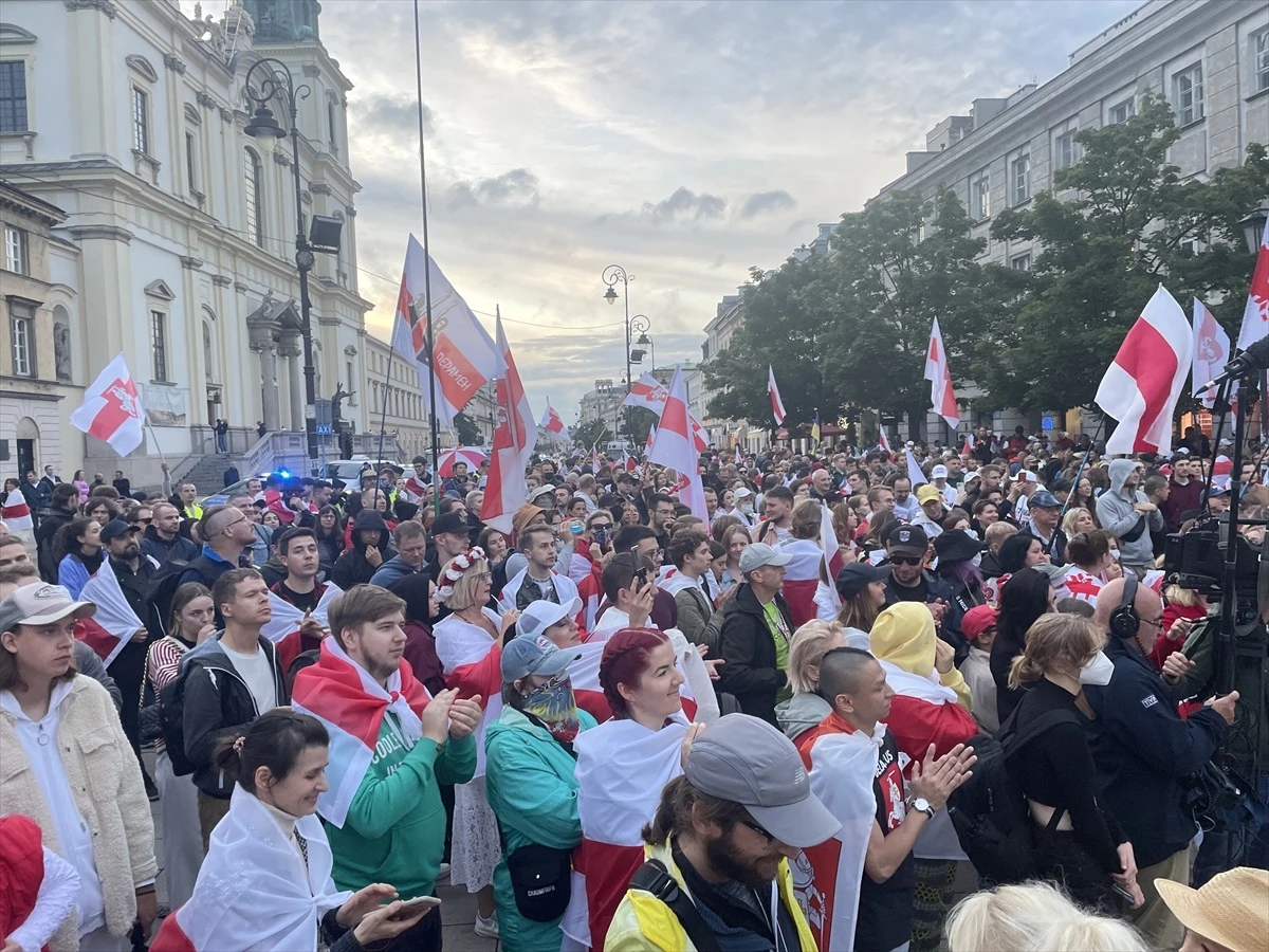 Varşova\'da Belarus Vatandaşları Cumhurbaşkanı Seçimlerini Protesto Etti