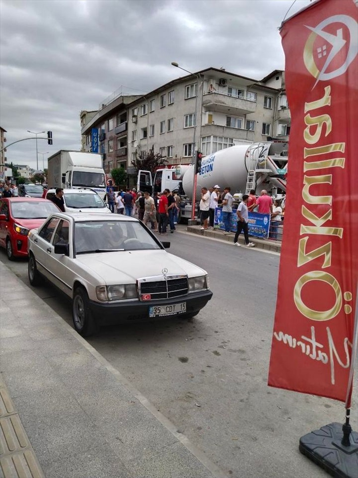 Yalova\'da beton mikserinin altında kalan yaşlı adam ağır yaralandı