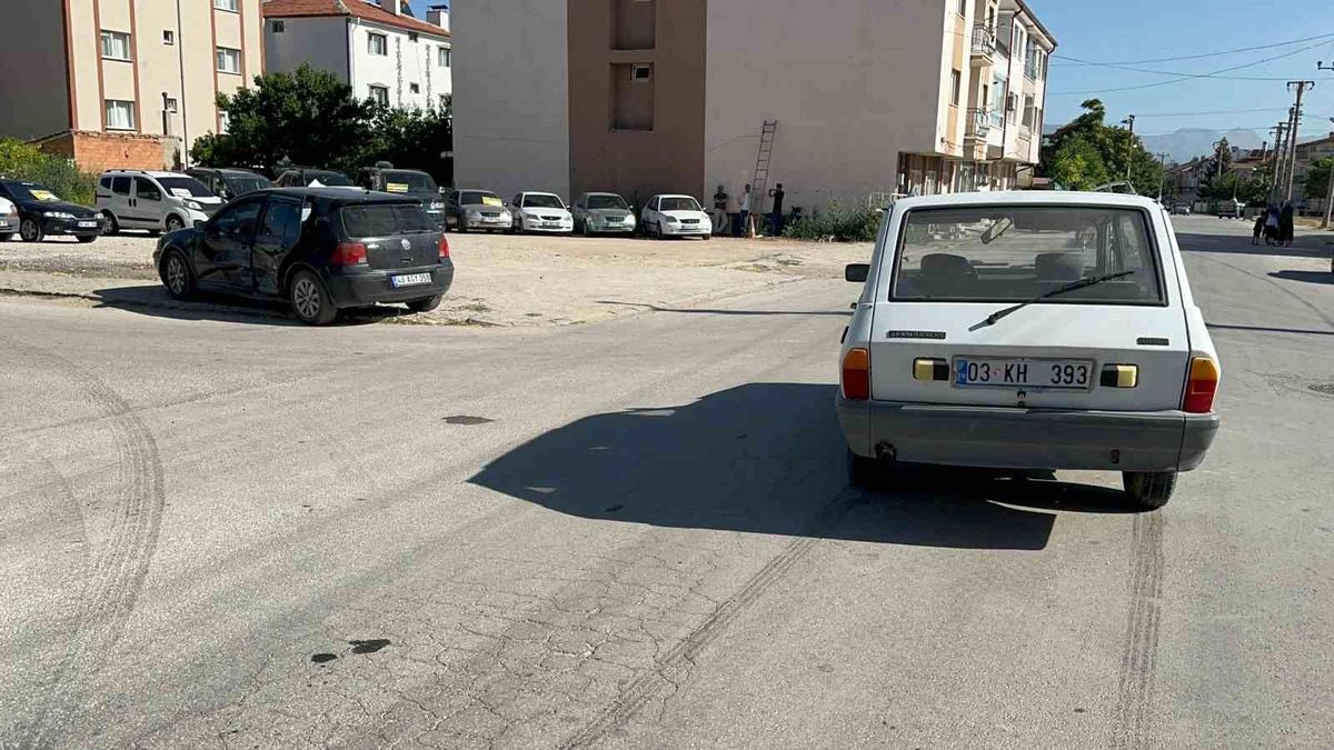 Afyonkarahisar\'da trafik kazası: 3 kişi yaralandı