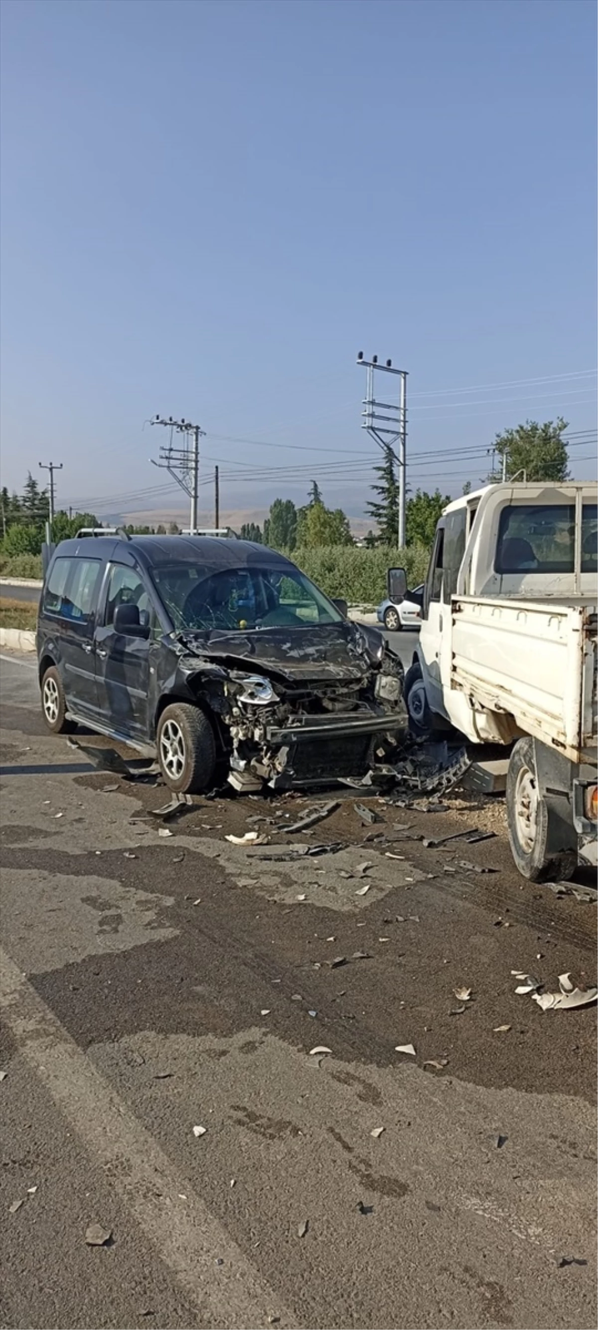 Afyonkarahisar\'da Kamyonet ile Hafif Ticari Araç Çarpıştı: 9 Yaralı
