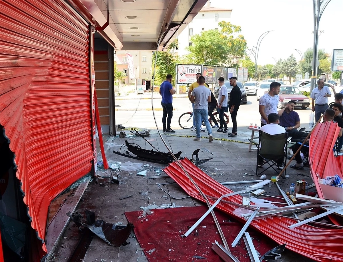 Aksaray\'da otomobilin iş yeri kepengine çarpması sonucu bir kişi ağır yaralandı