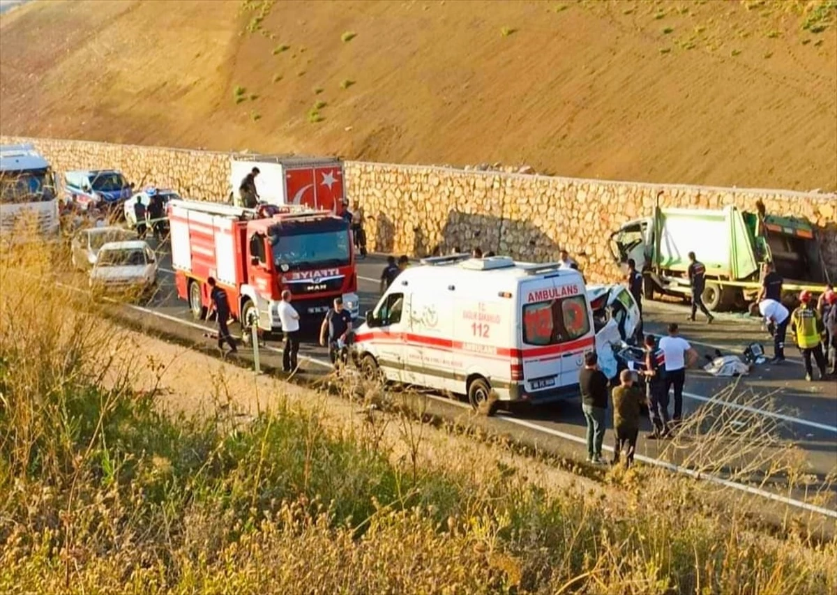 Ankara\'nın Nallıhan ilçesinde çöp kamyonu ile otomobilin çarpışması sonucu 2 kişi hayatını kaybetti