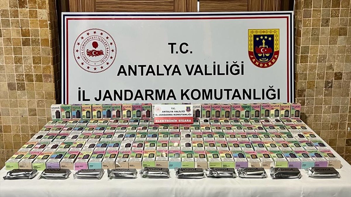 Antalya\'da Sigara Kaçakçılığı Operasyonu: 5 Kişi Gözaltına Alındı