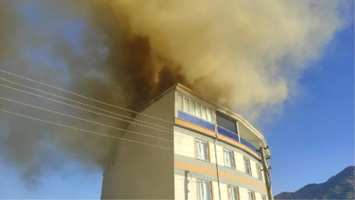 Konya Seydişehir\'de 5 Katlı Binanın Çatı Katında Yangın Çıktı