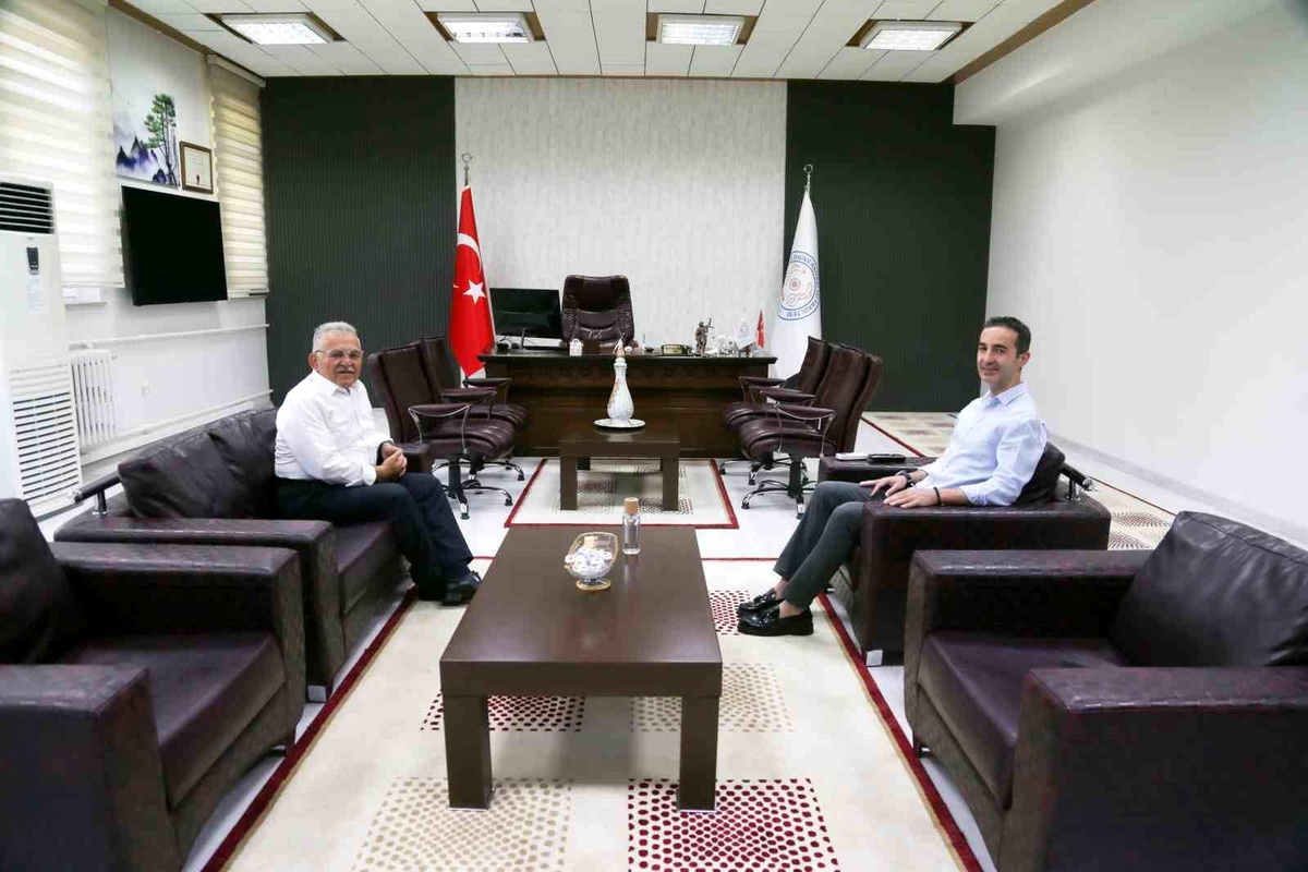 Kayseri Büyükşehir Belediye Başkanı Dr. Memduh Büyükkılıç, Erciyes Üniversitesi Tıp Fakültesi Dekanı Prof. Dr. Alper Kemaloğlu\'nu ziyaret etti