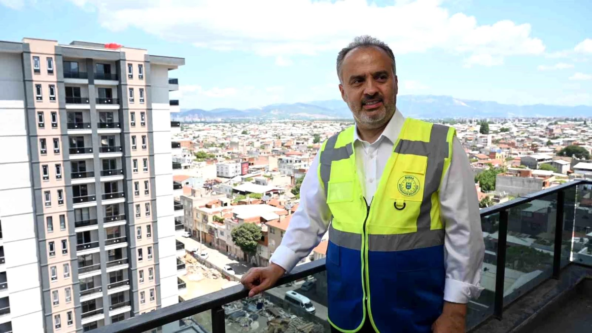 Bursa Büyükşehir Belediyesi İstanbul Caddesi Kentsel Dönüşüm Projesi\'nde Riskli Binaların Yıkımına Devam Ediyor
