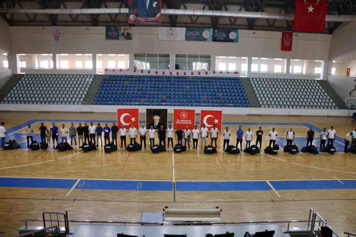 Bingöl Gençlik ve Spor İl Müdürlüğü, 56 amatör spor kulübüne malzeme desteği verdi